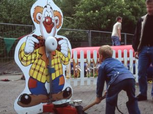 Kleines Kind schälgt auf kleinen Hau den Lukas